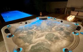 Studio avec jacuzzi et piscine